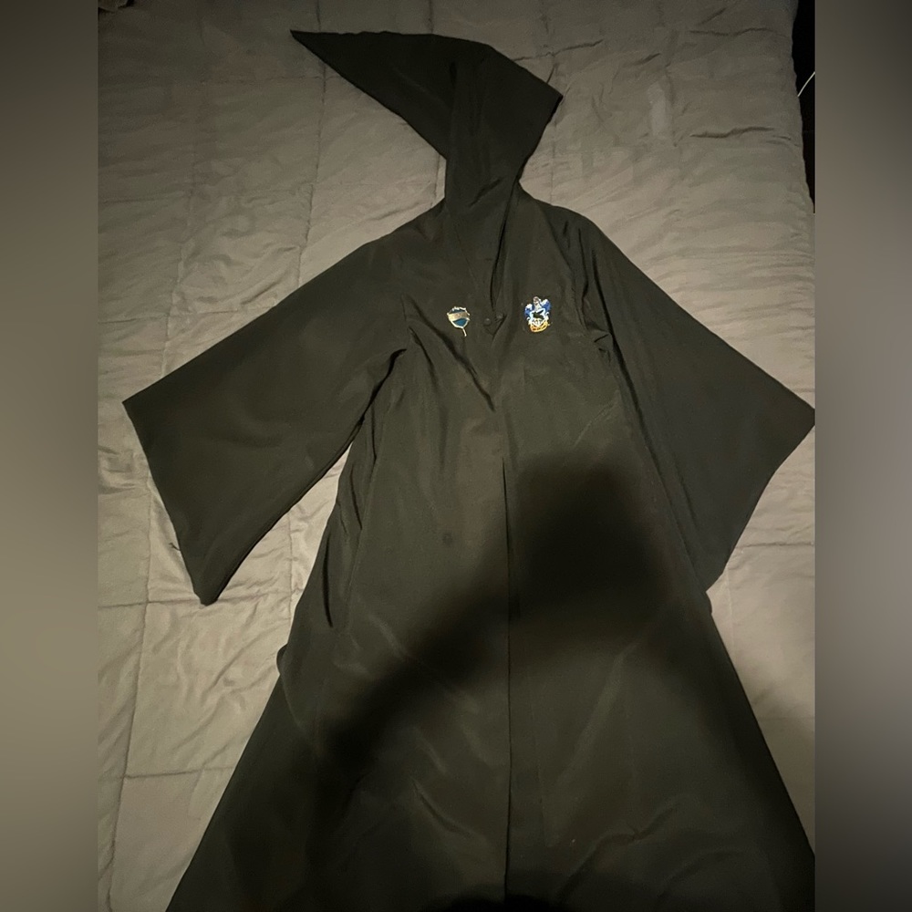 Ravenclaw Harry Potter cloak and pin from Universal Studios Hollywood. Unisex.